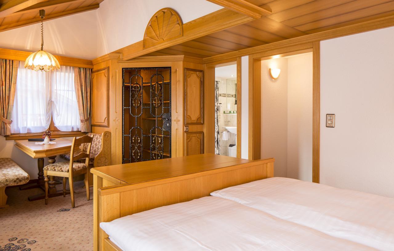 Hotel Olympia Saas-Almagell ภายนอก รูปภาพ